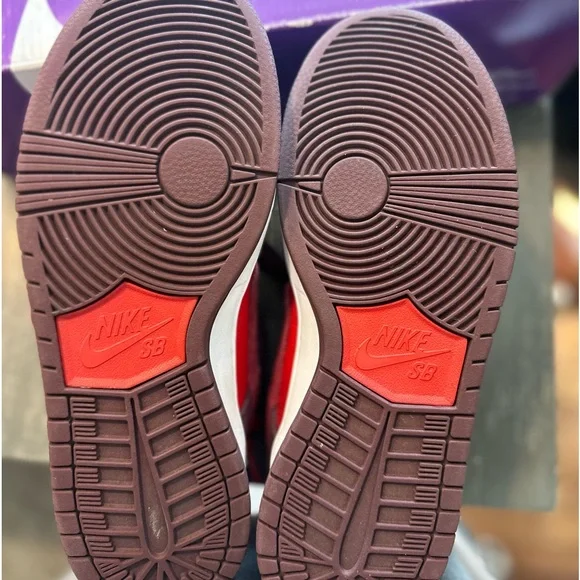 Nike Cherry SB Low Dunk Size 7 men’s OR 8.5 women’s - Picture 4 of 4
